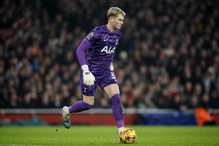 米兰体育官网-罗马诺：西汉姆联有意热刺替补门将金斯基，本托接近加盟热那亚